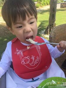 嗯哼霍思燕吃瓜,亲子互动温馨满满
